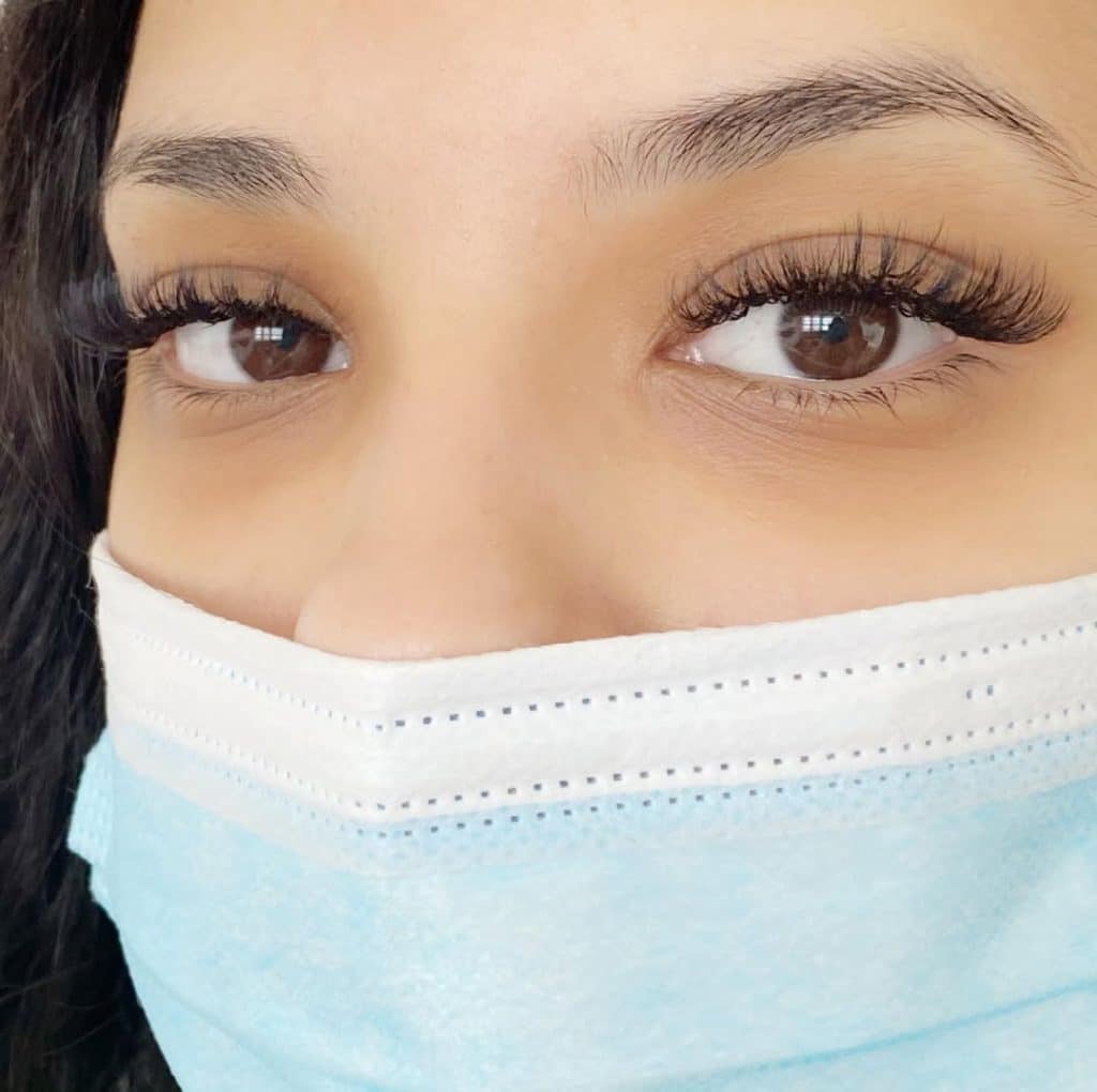 Pose d'extensions de cils mixte