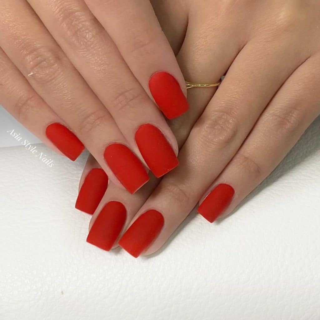 Pose de capsule avec vernis rouge